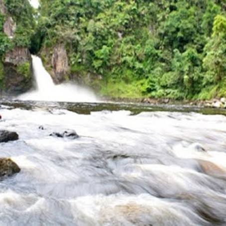 Lae Une Waterfall