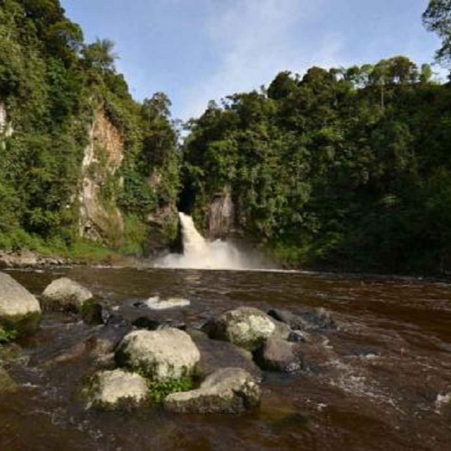 Lae Une Waterfall