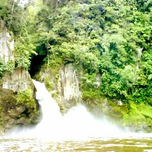 Lae Une Waterfall